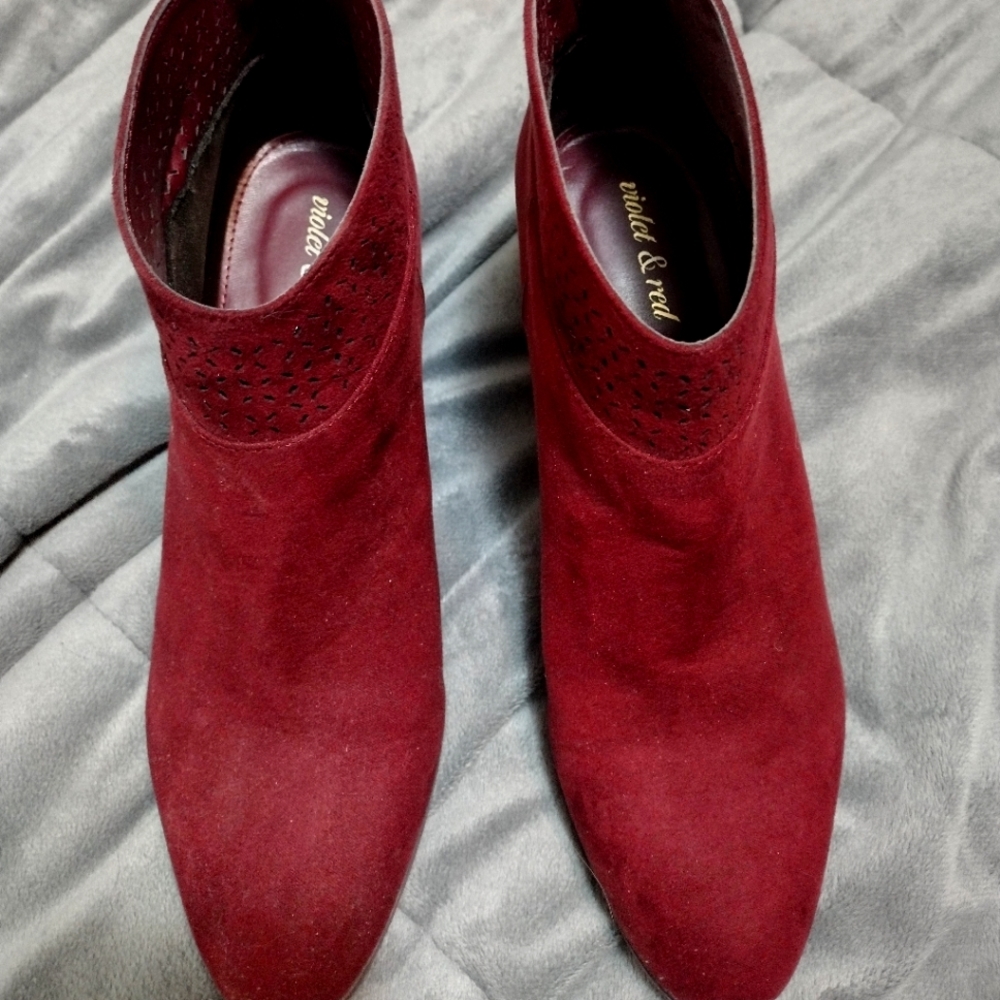 Violet & Red Jackson Lazer cut top line bootie burgundy sz 8